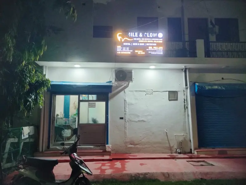 Smile & Glow clinic at night