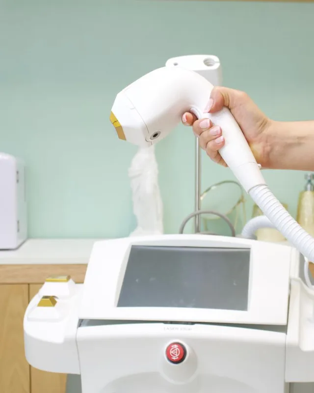 Diode laser hair reduction machine with handpiece